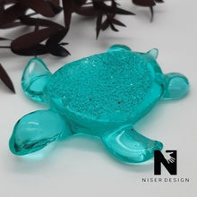 Lade das Bild in den Galerie-Viewer, Deko Schildkröte WONDA aus Resin in ocean blue Neu - NISER DESIGN