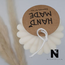 Lade das Bild in den Galerie-Viewer, Große Riffel Stumpen Kerze aus Raps Wachs nature Neu - NISER DESIGN