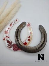 Lade das Bild in den Galerie-Viewer, Hufeisen LUNA mit roten Blumen personalisierbar - NISER DESIGN