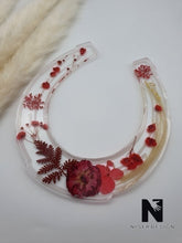 Lade das Bild in den Galerie-Viewer, Hufeisen LUNA mit roten Blumen personalisierbar - NISER DESIGN