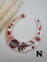 Lade das Bild in den Galerie-Viewer, Hufeisen LUNA mit roten Blumen personalisierbar - NISER DESIGN