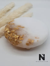 Lade das Bild in den Galerie-Viewer, Kerzenständer MYKING Resin weiss mit Blattgold NEU - NISER DESIGN