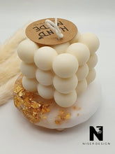 Lade das Bild in den Galerie-Viewer, Kerzenständer MYKING Resin weiss mit Blattgold NEU - NISER DESIGN