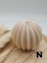 Lade das Bild in den Galerie-Viewer, Lamellenkugel Kerze Raps Wachs beige Neu - NISER DESIGN
