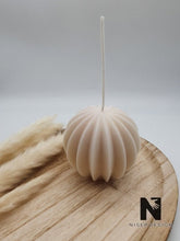 Lade das Bild in den Galerie-Viewer, Lamellenkugel Kerze Raps Wachs beige Neu - NISER DESIGN