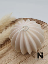Lade das Bild in den Galerie-Viewer, Lamellenkugel Kerze Raps Wachs beige Neu - NISER DESIGN