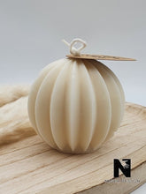 Lade das Bild in den Galerie-Viewer, Lamellenkugel Kerze Raps Wachs nature Neu - NISER DESIGN