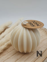 Lade das Bild in den Galerie-Viewer, Lamellenkugel Kerze Raps Wachs nature Neu - NISER DESIGN