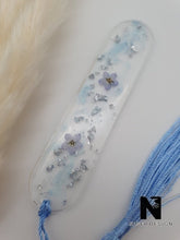 Lade das Bild in den Galerie-Viewer, Lesezeichen SANNI Resin klar mit Vergissmeinnicht - NISER DESIGN