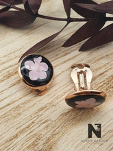 Lade das Bild in den Galerie-Viewer, Ohrclip ROSEMARIE 304 Edelstahl Resin schwarz mit rosa Blüten Neu - NISER DESIGN