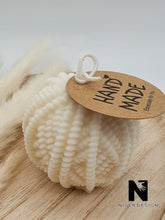 Lade das Bild in den Galerie-Viewer, Wollknäuel Kerze Raps Wachs nature Neu - NISER DESIGN