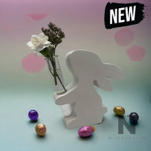 Lade das Bild in den Galerie-Viewer, Hasen Vase Figur mit Reagenzglas SCHNUFFEL neu 15x3x14,5 cm - NISER DESIGN