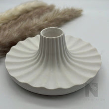 Lade das Bild in den Galerie-Viewer, Kerzenständer geriffelt für Stabkerze neu - NISER DESIGN