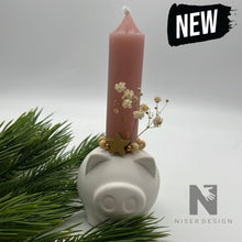 Lade das Bild in den Galerie-Viewer, Neujahr Glücksschwein Kerzenhalter inkl. Stabkerze neu - NISER DESIGN