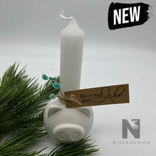 Lade das Bild in den Galerie-Viewer, Neujahr Glücksschwein Kerzenhalter inkl. Stabkerze neu - NISER DESIGN