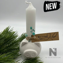 Lade das Bild in den Galerie-Viewer, Neujahr Glücksschwein Kerzenhalter inkl. Stabkerze neu - NISER DESIGN