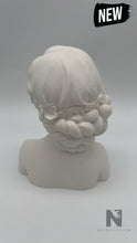 Lade das Bild in den Galerie-Viewer, Skulptur Mädchen mit Blumenbinde neu - NISER DESIGN