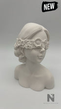 Lade das Bild in den Galerie-Viewer, Skulptur Mädchen mit Blumenbinde neu - NISER DESIGN