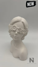 Lade das Bild in den Galerie-Viewer, Skulptur Mädchen mit Blumenbinde neu - NISER DESIGN
