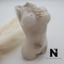 Lade das Bild in den Galerie-Viewer, Skulptur "MissWhite" - NISER DESIGN