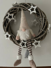 Lade das Bild in den Galerie-Viewer, Weihnachtlicher Türkranz mit Wichtel und Lichterkette versch. Farben neu - NISER DESIGN