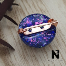 Lade das Bild in den Galerie-Viewer, Brosche GEISHA Resin Blüte Glitzer Neu - NISER DESIGN
