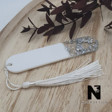 Lade das Bild in den Galerie-Viewer, Lesezeichen EISBLUME aus Resin mit Blüte und silber Flakes Neu - NISER DESIGN

