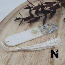 Lade das Bild in den Galerie-Viewer, Lesezeichen EISBLUME aus Resin mit Blüte und silber Flakes Neu - NISER DESIGN
