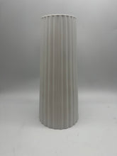 Lade das Bild in den Galerie-Viewer, Vase geriffelt 18 cm x dia 8cm / 5.5 cm - NISER DESIGN
