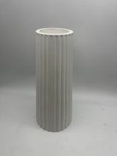 Lade das Bild in den Galerie-Viewer, Vase geriffelt 18 cm x dia 8cm / 5.5 cm - NISER DESIGN
