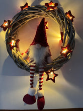 Lade das Bild in den Galerie-Viewer, Weihnachtlicher Türkranz mit Wichtel und Lichterkette versch. Farben neu - NISER DESIGN
