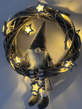 Lade das Bild in den Galerie-Viewer, Weihnachtlicher Türkranz mit Wichtel und Lichterkette versch. Farben neu - NISER DESIGN
