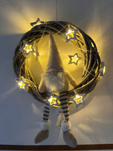 Lade das Bild in den Galerie-Viewer, Weihnachtlicher Türkranz mit Wichtel und Lichterkette versch. Farben neu - NISER DESIGN
